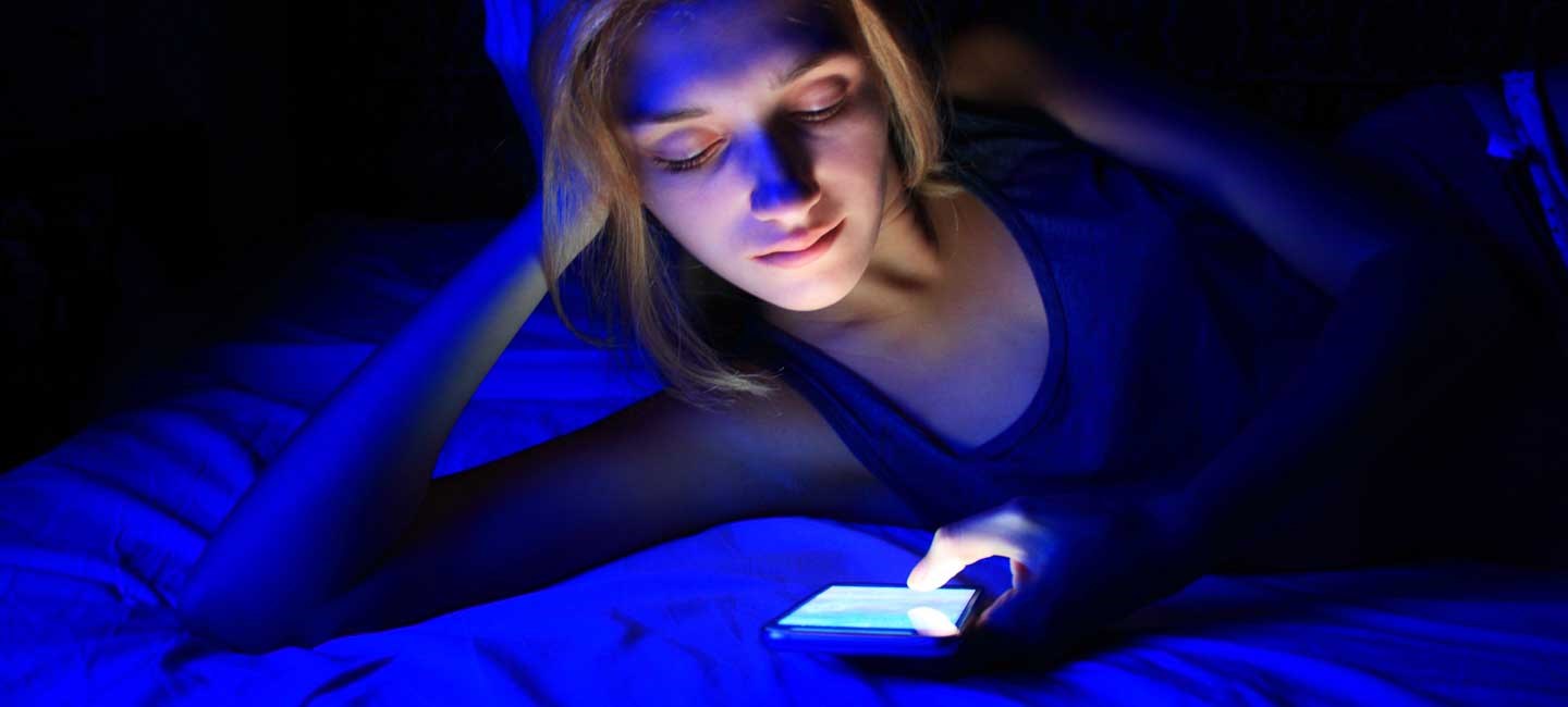 Blue light from phone screens does not age or damage your skin